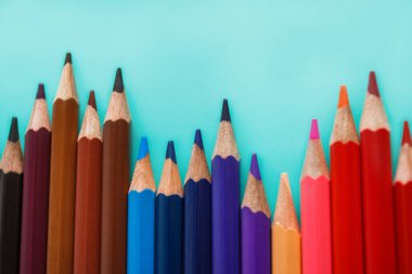 pastel arka plan üzerinde renkli kalemler