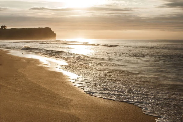 美丽的风景当金黄小时在海滩 — 图库照片