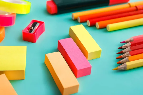 Липкі ноти, точилка, кольорові олівці та барвисті маркери — стокове фото