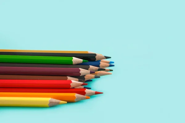 Кольорові олівці на пастельному фоні — стокове фото