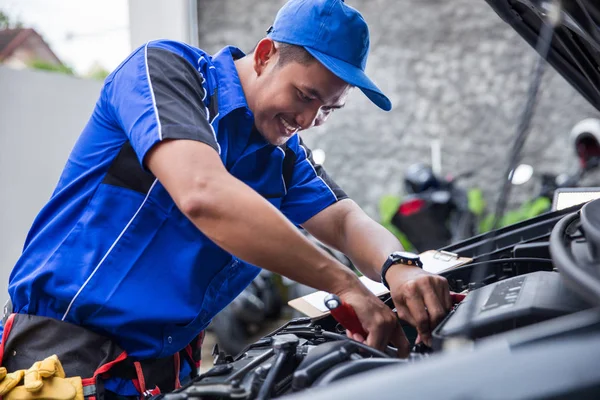 Técnico ajuda cliente consertar seu carro — Fotografia de Stock