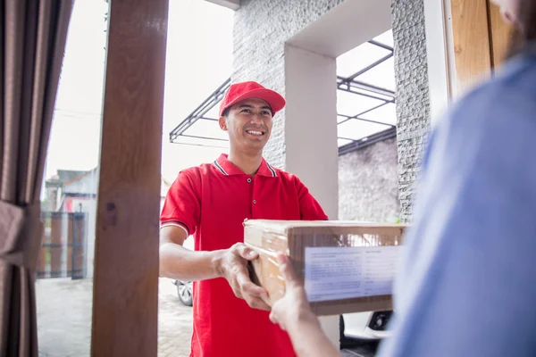 Entrega homem entregando caixa — Fotografia de Stock