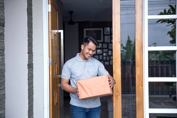 Homem segurando caixa de entrega — Fotografia de Stock