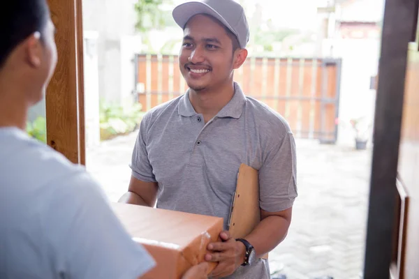 Man receiving a package — Stock Photo, Image