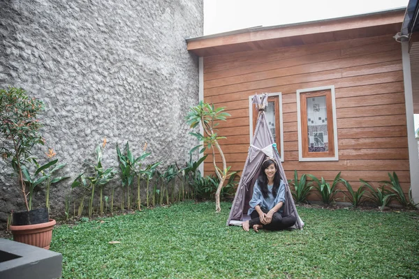 Asian kobieta siedzi w namiocie — Zdjęcie stockowe
