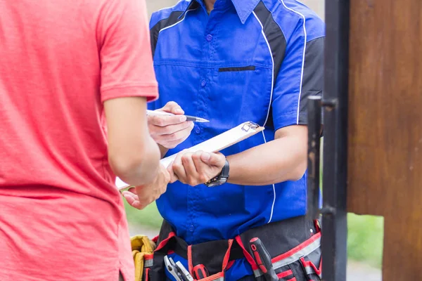 Techniker Blauer Uniform Kommt Zum Kunden Nach Hause — Stockfoto