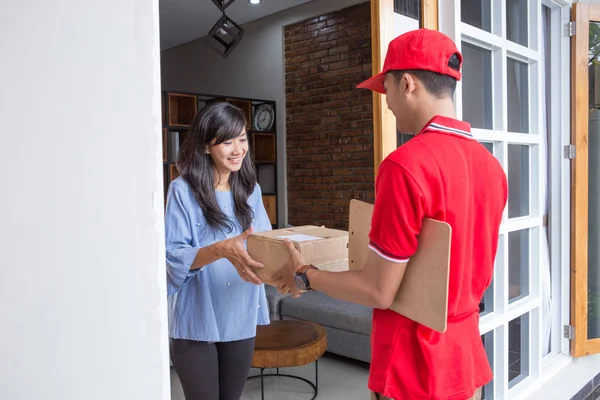 Delivery man delivering box — Stock Photo, Image