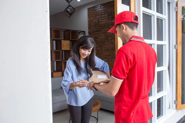 Entrega homem entregando caixa — Fotografia de Stock