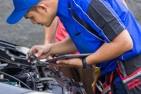 Technician  helping  customer — Stock Photo, Image