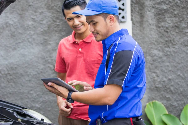 Teknisi membantu pelanggan. — Stok Foto