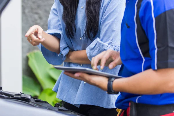 Technicus helpen klant tot vaststelling van de auto — Stockfoto