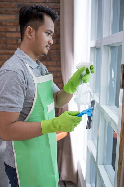 Hombre limpieza ventana — Foto de Stock