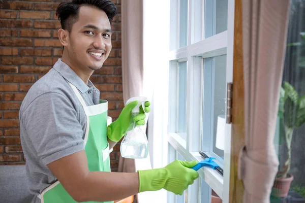 Человек чистки окна — стоковое фото