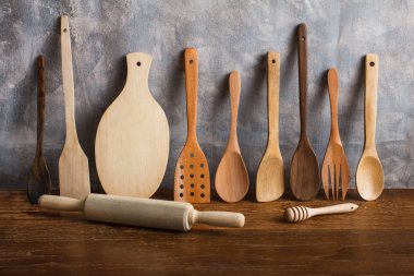 Masanın üzerinde farklı ahşap mutfak aletleri