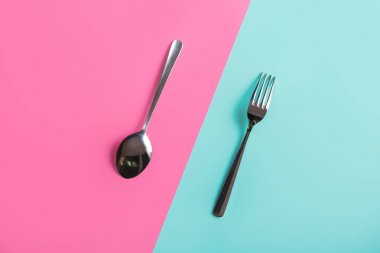 metal kaşık ve çatal pastel arka plan üzerinde