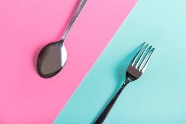 metal kaşık ve çatal pastel arka plan üzerinde