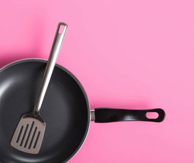 metal spatula ile kızartma tavası