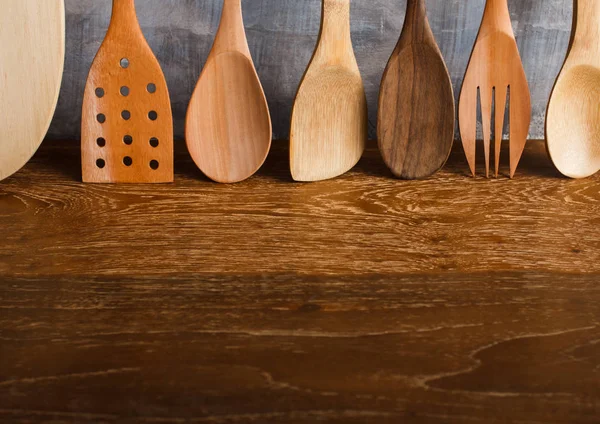 Diferentes ferramentas de cozinha de madeira na mesa — Fotografia de Stock