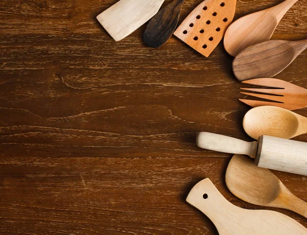 Diferentes utensílios de cozinha feitos de madeira — Fotografia de Stock