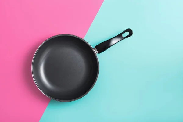 Frying pan with handle on pastel background — Stock Photo, Image