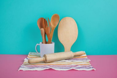 Ahşap mutfak gereçleri beyaz kupa, oklava ve kesme b