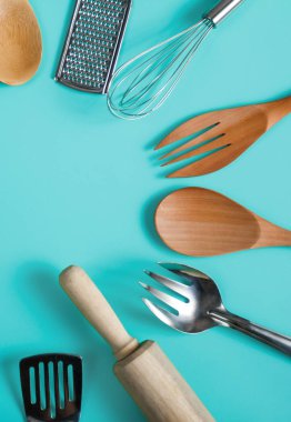 Grup mavi pastel renkli mutfak gereçleri
