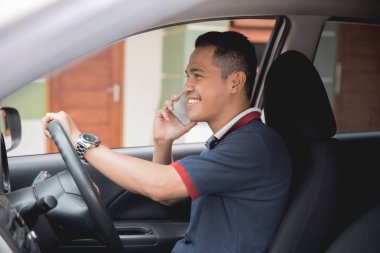 adam bir araba sürüş sırasında arıyor