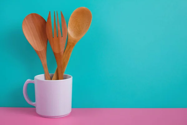 Wooden kitchen utensils in white mug — Stock Photo, Image