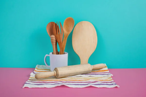 Wooden kitchen utensils in white mug, rolling pin, and cutting b — Stock Photo, Image