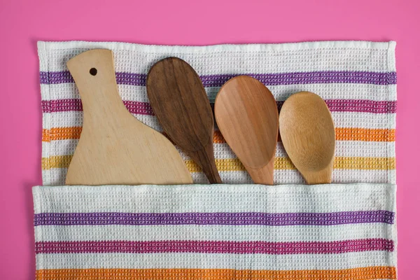 Kochutensilien aus Holz mit Serviette — Stockfoto