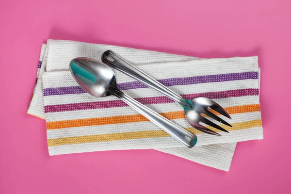 Metall som serverar sked och gaffel med servett — Stockfoto