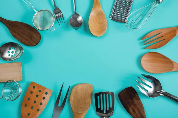 Grupo de utensílios de cozinha em fundo pastel azul — Fotografia de Stock