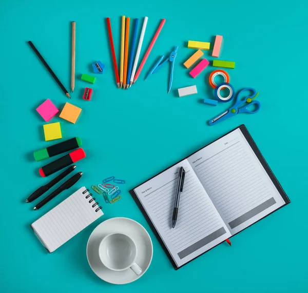 Gruppo di strumenti per ufficio colorati — Foto Stock