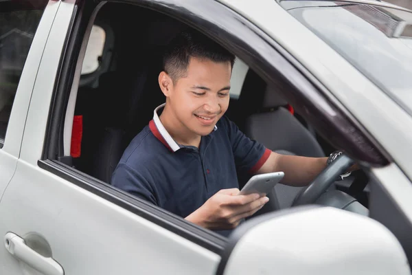 Mobile phone while driving — Stock Photo, Image