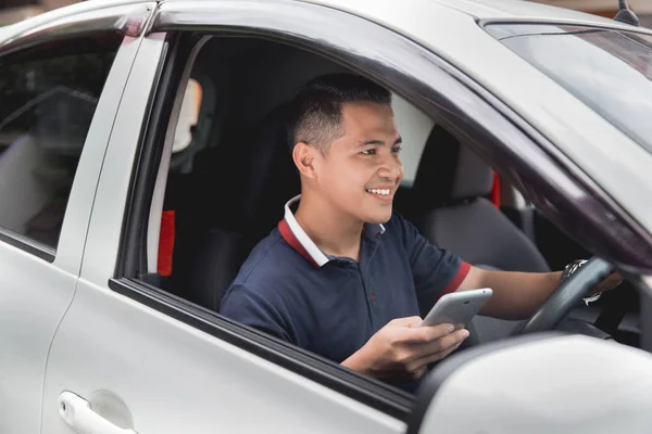 Mobile phone while driving — Stock Photo, Image