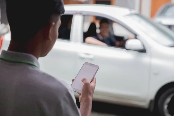 Customer ordering taxi via online apps — Stock Photo, Image