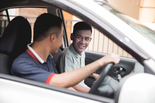 Dois homens viajando usando carro — Fotografia de Stock