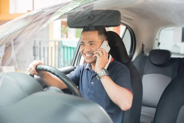 Homem chamando enquanto dirige um carro — Fotografia de Stock