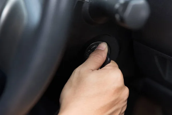 Turning the car engine on — Stock Photo, Image