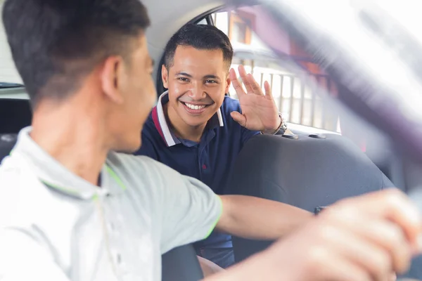 Passageiro feliz cumprimentar seu motorista — Fotografia de Stock