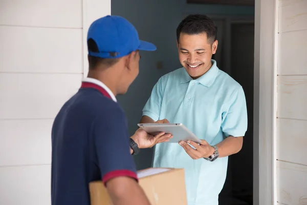 Man receiving his package at home — Stock Photo, Image