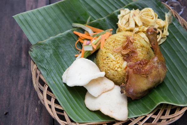 Nasi indonesia dan ayam goreng — Stok Foto