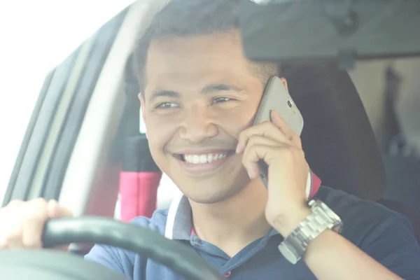 Man använder mobiltelefon när du kör sin bil — Stockfoto