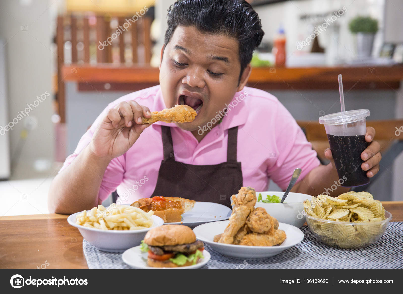 удовольствие от еды фото. поднос толстяк. зависимость от еды. переедание пищи. обжорство.