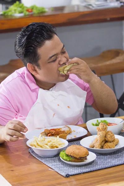 Joven gordo comiendo — Foto de Stock