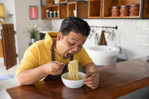 若い太った男が食べる — ストック写真