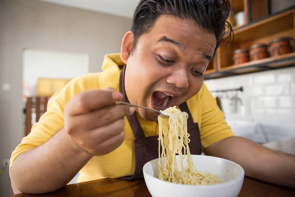 Joven gordo comiendo — Foto de Stock