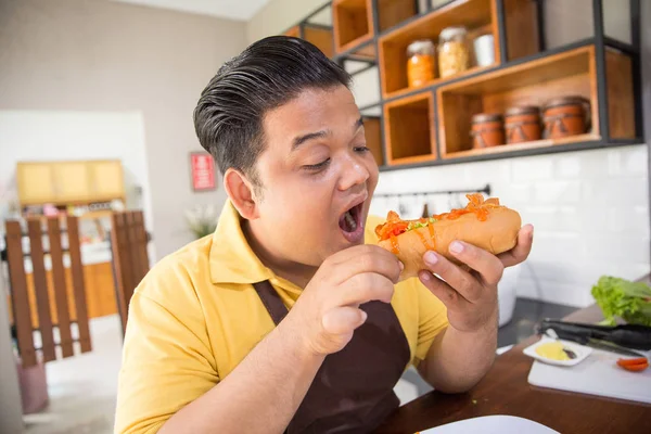 Homem comendo hambúrguer enorme — Fotografia de Stock