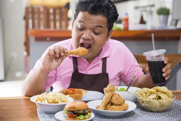 Jonge dikke man eet — Stockfoto