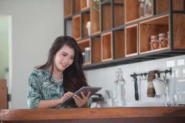 Onun tablet ile çalışan kadın